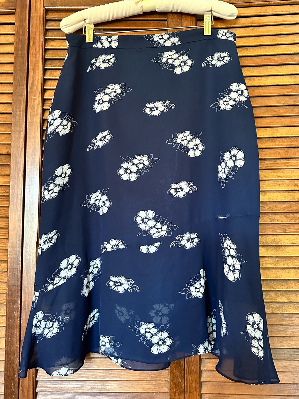 Gianni Feraud Navy and White Floral Asymmetrical Fliunce Hem Skirt size 38 or 12